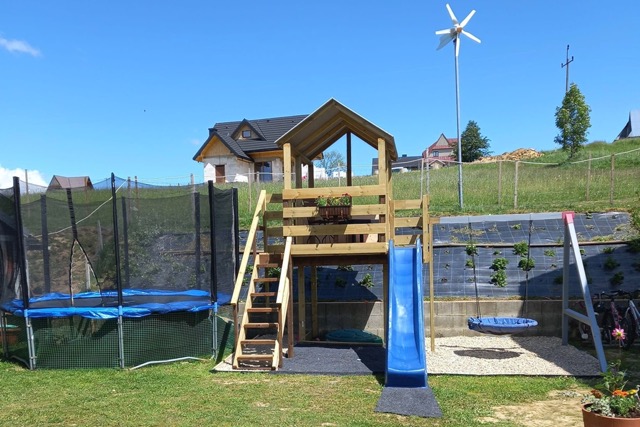 Huśtawka, zjeżdżalnia i trampolina koło Domku Pod Tatrami Parzenica